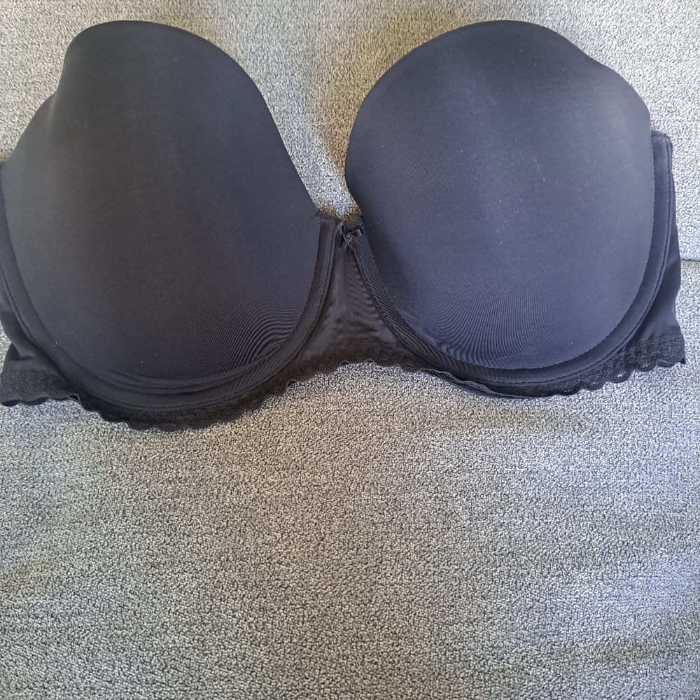 Elegant Black Strapless Bra